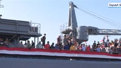 وصول العالقين من ميناء بورتسودان بواسطة سفينة حربية مصرية (فيديو)
