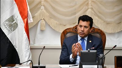 وزير الرياضة يبحث عددًا من الملفات الاستثمارية والتسويقية مع قيادات الوزارة