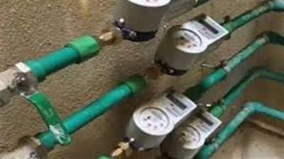 رئيس مياه القناة استبدال عدادات المياه المعطلة بأخرى مسبقة الدفع