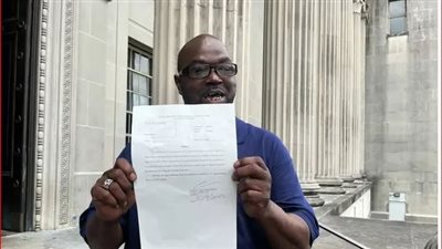 رجل ينال حريته بعد السجن 3 عقود ظُلما