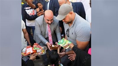 محافظ أسوان يقوم بتوزيع الألعاب والحلوى على الأطفال عقب صلاة عيد الفطر