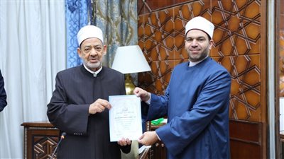 شيخ الأزهر يكرم العالمي للفتوى لحصوله على لقب أفضل فريق عمل (صور)