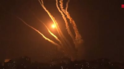 رشقات صاروخية متتالية من غزة نحو الأراضي المحتلة.. شاهد