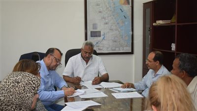 سكرتير مساعد البحر الأحمر يناقش تنفيذ مبادرة حوافز تميز الأداء فى إدارة الاستثمار العام