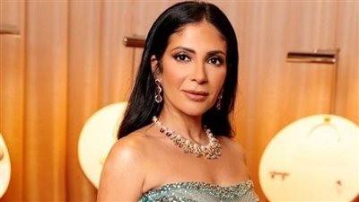 منى زكي توجه رسالة لطبيبها بعد كسر يدها 