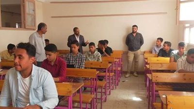 مدير تعليم فرشوط يُتابع سير إنتظام إمتحانات اليوم الأول للصف الثاني الثانوي