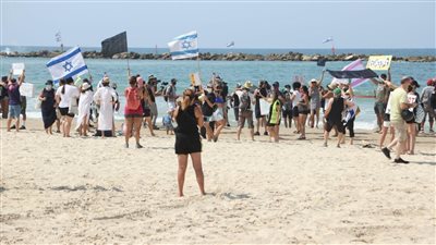 لحظة هروب مصطافين من شواطئ تل أبيب بعد سماع صافرات الإنذار.. شاهد