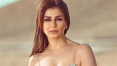 منة فضالي تقلب الدنيا بظهور مثير بحمام سباحة منتجع شهير بدبى (شاهد)