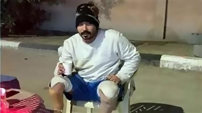 بطل من ذوي الهمم يفترش الشارع وييبع الشاي.. عداء سعودي