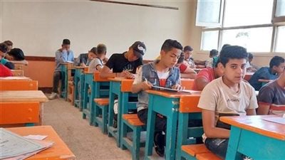 طلاب الشهادة الإعدادية بسوهاج يؤدون امتحان اللغة العربية  