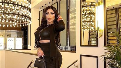 دنيا بطمة ببطن مكشوف وميني جيب قصير تبرز أنوثتها