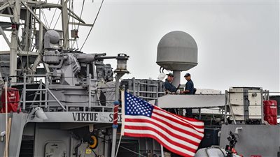 الأسطول الخامس الأمريكي يُعزز الحضور في مضيق هرمز