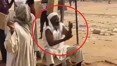 رجل سوداني يتوضأ وسط الخراب (الدنيا والآخرة في لقطة واحدة)