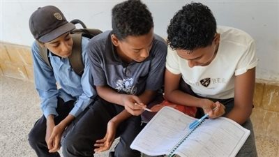 توافد طلاب الشهادة الإعدادية بأسوان لتأدية اختبار الجبر والتربية الفنية
