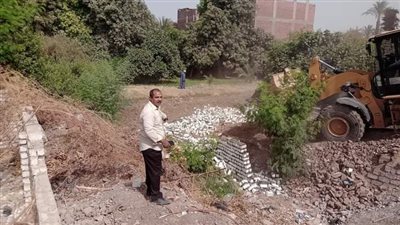 إزالة حالتى بناء بدون ترخيص وتعد على الأراضي بدشنا في قنا