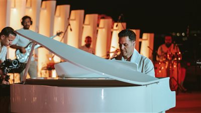 هشام خرما يفتتح بموسيقاه البطولة العالمية لألعاب الماء (صور)