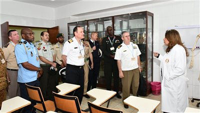 زيارة للملحقين العسكريين العرب والأجانب المعتمدين إلى كليتي القادة والأركان والطب