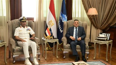 هيئة قناة السويس وجهاز الصناعات البحرية يوقعان عقد لبناء لنشي قاطرة بترسانة الإسكندرية
