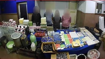 ضبط ثلاثة أشخاص أداروا مصنع بدون ترخيص لمستحضرات التجميل 
