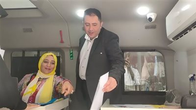 نائب محافظ القاهرة يتفقد سير العمل بسيارة الخدمة المتنقلة بحي حدائق القبة