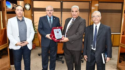 رئيس جامعة القناة يُتابع عرض مشروعات التخرج  