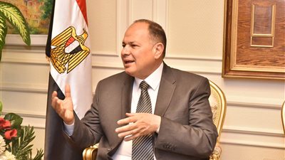 محافظ أسيوط يُهنئ الفائزين بالمراكز الأولى في المسابقات الفنية والثقافية 