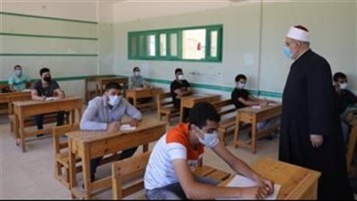 رئيس سوهاج الأزهرية يتابع امتحانات النقل الثانوي بمعاهد سفلاق
