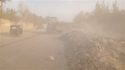 محافظة الجيزة ترفع ٢٠٠ طن مخلفات بطريق الجبل وبجانبي الترعة الشبرامنتية بمركز 
