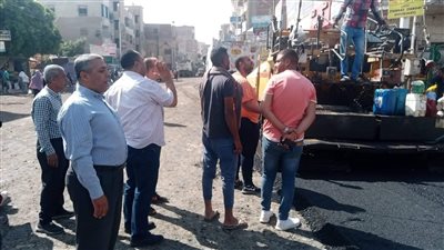 بدء أعمال رصف الطرق بإطسا في الفيوم (صور)