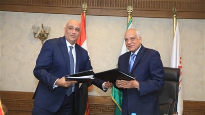 محافظ الجيزة يوقع عقود تعاون مع جهاز تنمية المشروعات لتطوير منطقتي ميت عقبة وأرض اللواء 