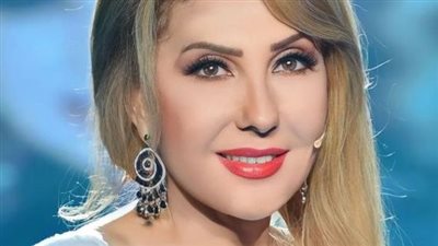 نادية الجندي في عمر العشرين بملابس رياضية والخرزة الزرقاء كلمة السر