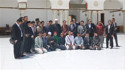 وزير التجارة الإندونيسي يزور الجامع الأزهر ويستمع لشرح مفصل عن تاريخه 