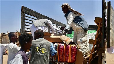 مساعدات سعودية غذائية وإيوائية نازحين والمتضررين في بورتسودان 