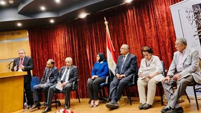 مثقفون وكتاب يناقشون 