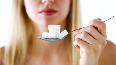 أفضل بدائل طبيعية تحميك من مخاطر تناول السكر الأبيض 