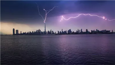 صاعقة قوية تضرب رأس رجل أثناء سيره تحت المطر (فيديو)