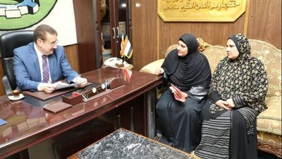 محافظ المنوفية يفحص طلبات عدد من المواطنين 