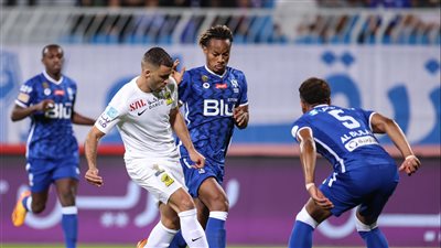 اتحاد جدة يكتفي بهدفين أمام الهلال في الشوط الأول من دوري روشن 