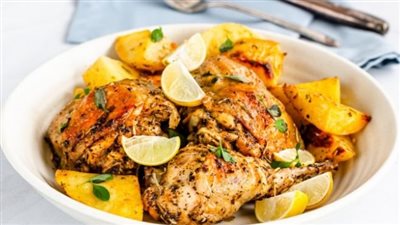 طريقة عمل .. صينية دجاج وبطاطس بالبصل والليمون 