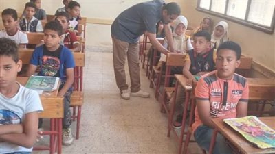 مدير تعليم دشنا تتابع امتحانات النقل بمدرسة أبومناع بحري الابتدائية