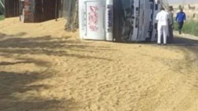 إصابة ٣ أشخاص إثر إنقلاب سيارة محملة بـ ٧٧ طن قمح بقنا 