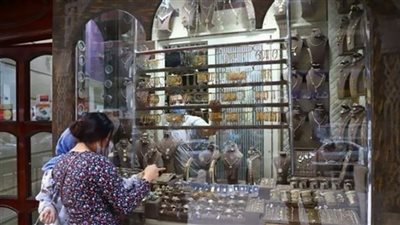 الذهب ينهار محليًا ونصائح ثمينة للقادمين من الخارج