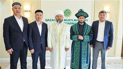 مفتي كازاخستان يهدي الأزهري زي 