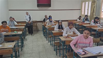 طلاب الشهادة الإعدادية بالبحيرة يؤدون الإمتحان في مادة الدراسات