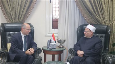 المفتي: المنهج الوسطي خطَّ الدفاع الأول في مواجهة التطرف وبيان الإسلام الصحيح.