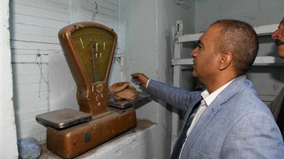 سكرتير مساعد قنا يطمئن على جودة الخبز 