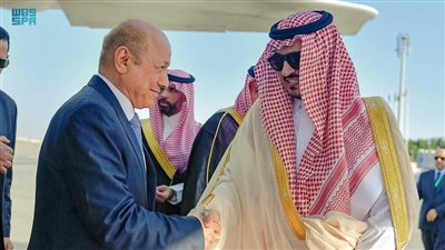 رئيس المجلس الرئاسي اليمني يصل جدة للمشاركة في القمة العربية