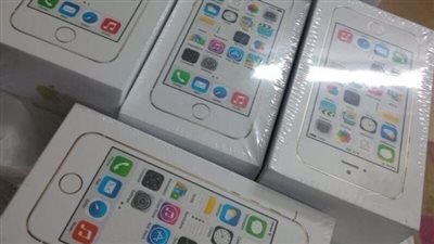 موظف بمطار القاهرة يحاول تهريب 17 آيفون| التفاصيل الكاملة