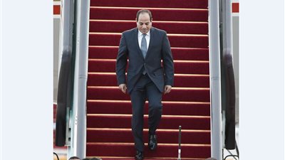 السيسي يصل القاهرة بعد مشاركته في القمة العربية بجدة