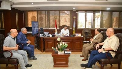 محافظ الغربية يجتمع بالتموين والزراعة للاطمئنان على توريد القمح 